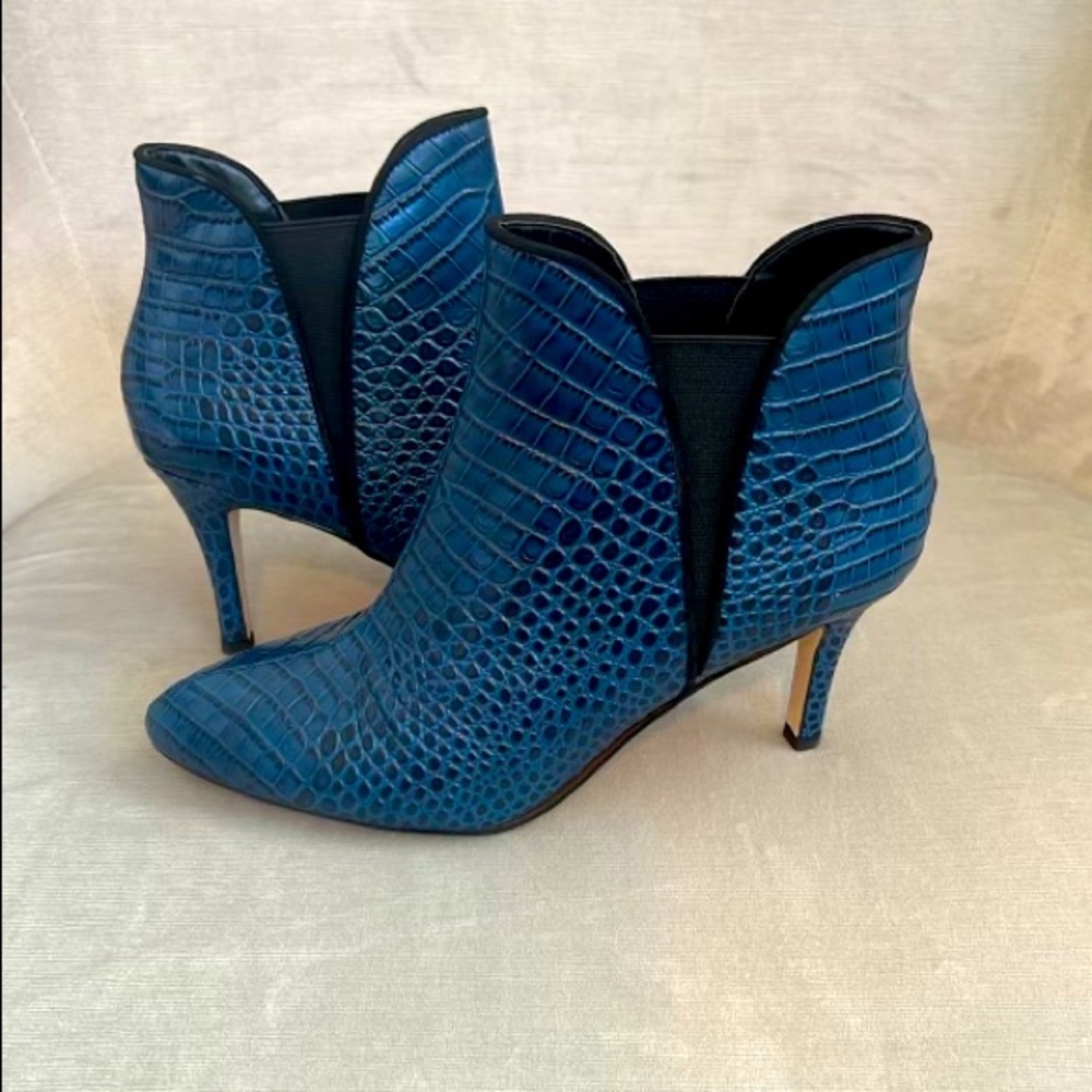 Fabulous deep blue heeled boots!💥🔥